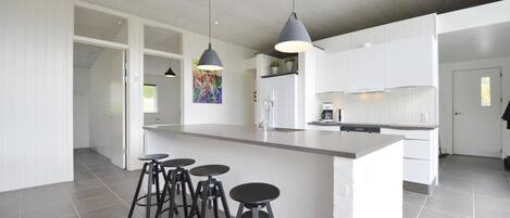 Kylskåp, spishäll, diskmaskin och kaffe- och tebryggare