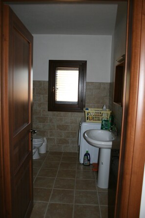 Ensemble baignoire-douche, séchoir à cheveux, bidet, serviettes fournies
