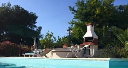 Bonito chalet con piscina privada en zona residencial aislada - coche indispensable