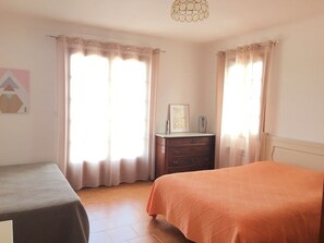 2 slaapkamers, een strijkplank/strijkijzer, wifi, beddengoed