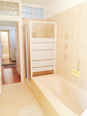 Een bad, een haardroger, een bidet, handdoeken