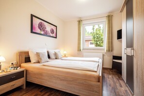 2 bedrooms, WiFi - Whg "Gorch Fock" on the ground floor with fireplace, gr. Terrace with garden, (Rerik)