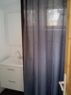 Serviettes fournies, savon, papier toilette