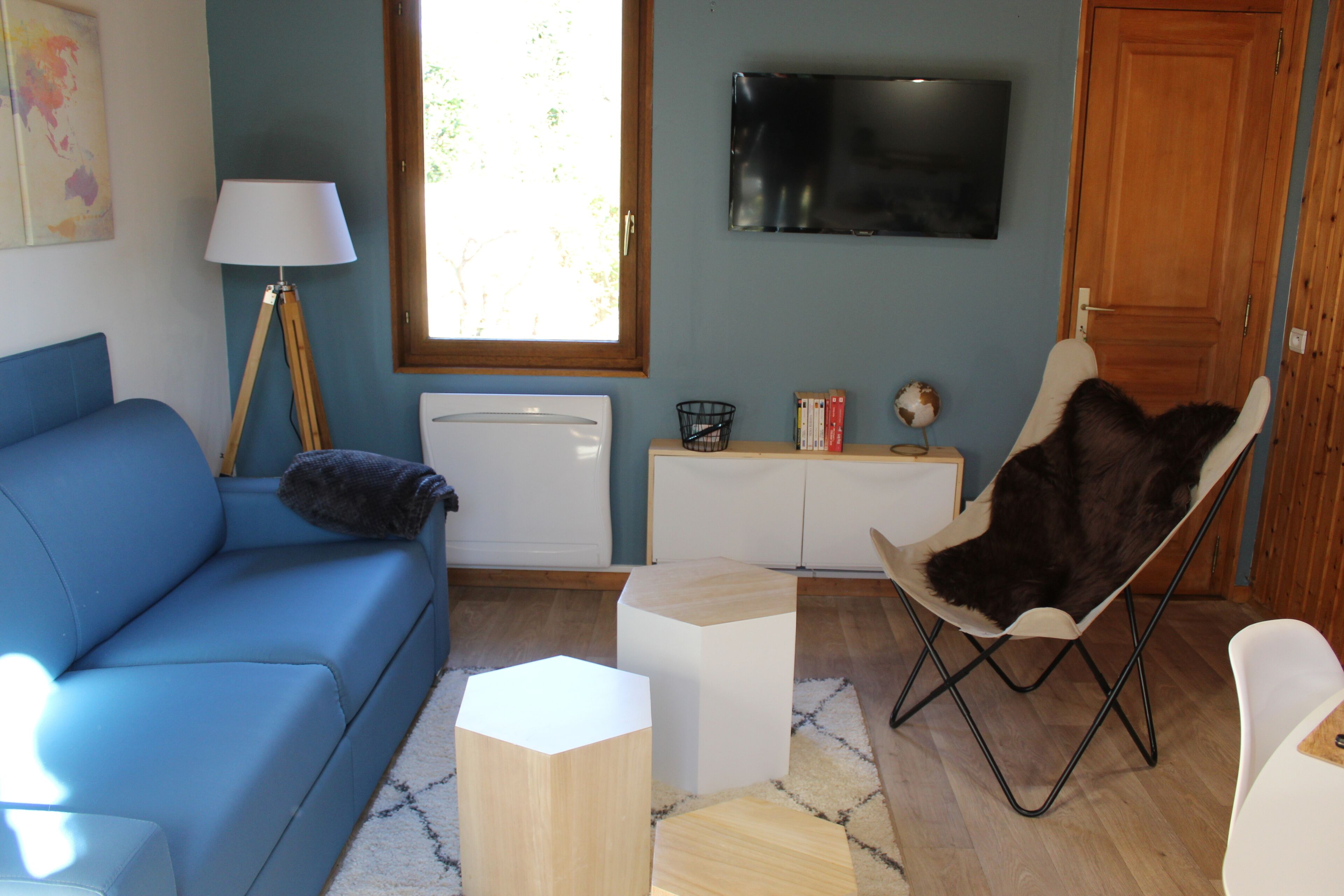 Televisión, tenis de mesa, libros y estéreo 