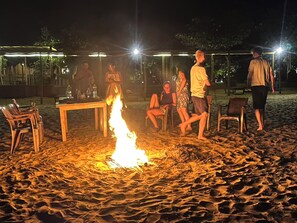 Pantai pribadi, pasir putih, kursi berjemur, dan payung pantai