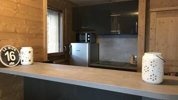 Een koelkast, een microgolfoven, een oven, een kookplaat