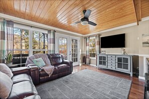 Smart TV - Perfect lakefront house in quite cove! Walking distance to Mt Lake Marina. <br> (Rocky Top)