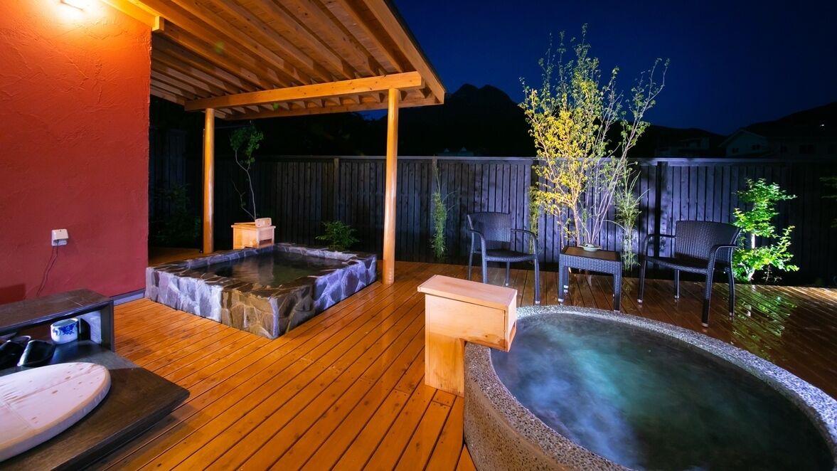 Eine Holzterrasse mit Whirlpools, einer Holzpergola und Sitzgelegenheiten im Freien.