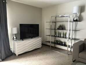 TV - Fully Renovated 2 Bed, 1 Bath Apartment near 8th Street (Saskatoon)