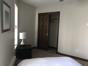 2 bedrooms, WiFi, bed sheets - Fully Renovated 2 Bed, 1 Bath Apartment near 8th Street (Saskatoon)
