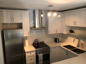 Réfrigérateur, four à micro-ondes, un four, surface de cuisson