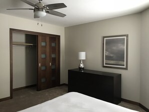 2 bedrooms, WiFi, bed sheets - Fully Renovated 2 Bed, 1 Bath Apartment near 8th Street (Saskatoon)