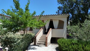 A stone staircase leading to a building with a tiled roof and a covered entrance. - Private Villa with Large Garden & Veranda – Relaxation & Comfort in Budoni (Budoni)