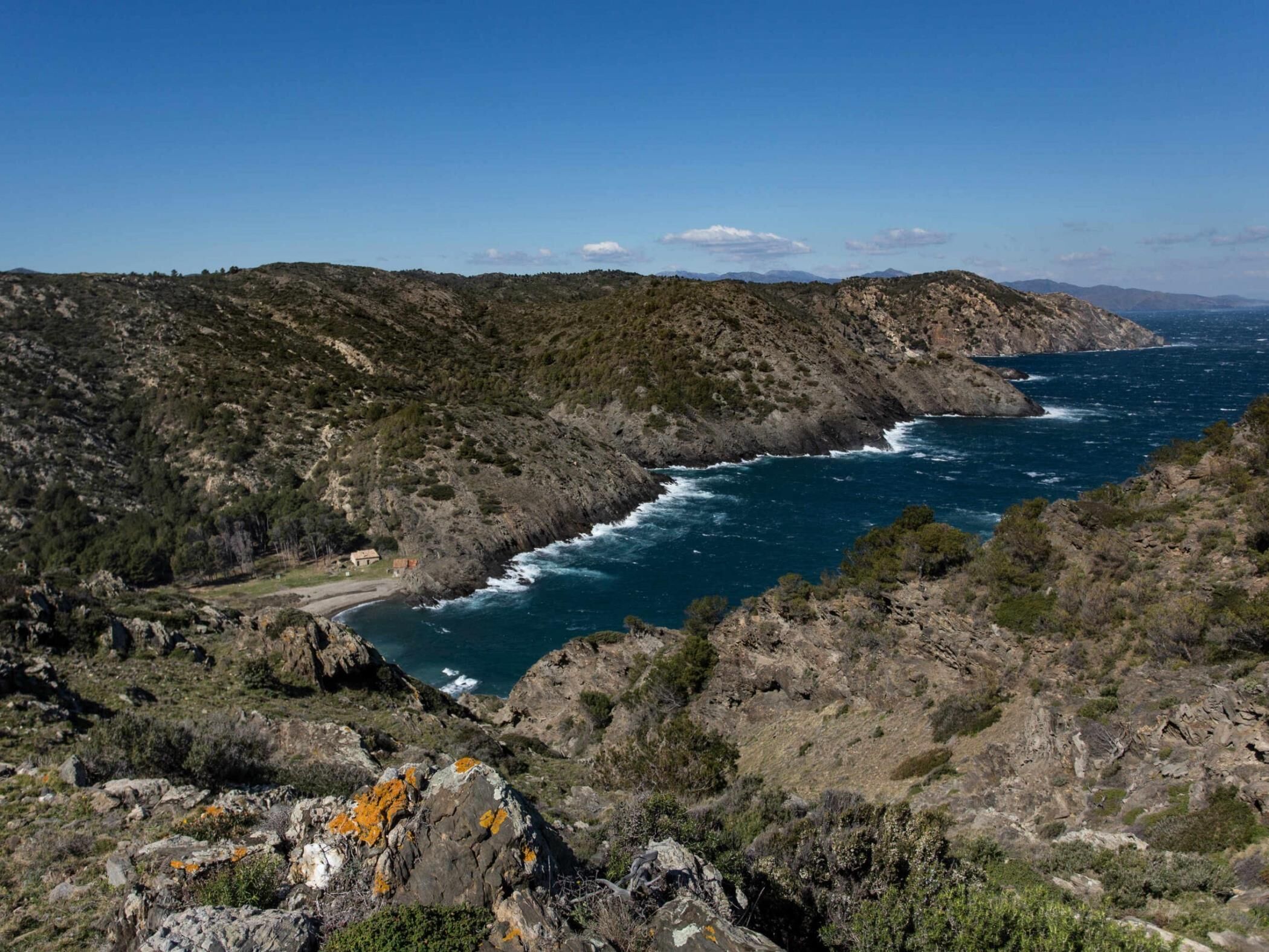 Un paysage côtier caractérisé par un relief accidenté et une vue dégagée sur la mer.