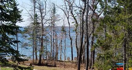 Beautiful Oceanfront Apartment, scenic views and water access
