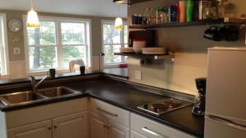 Køleskab, mikrobølgeovn, kogeplade, kaffe-/temaskine