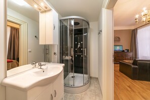 Dusche, Haartrockner, Bidet, Handtücher