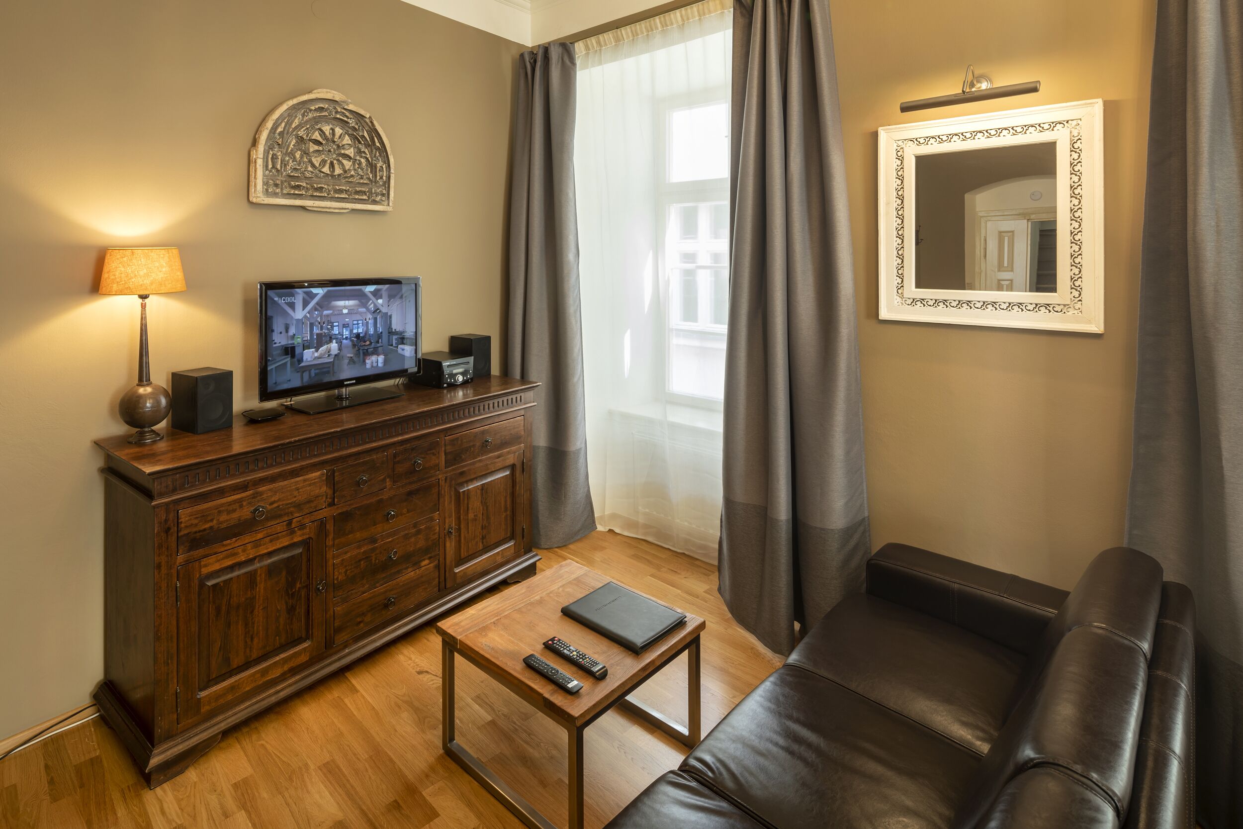 Een smart-tv en een stereo