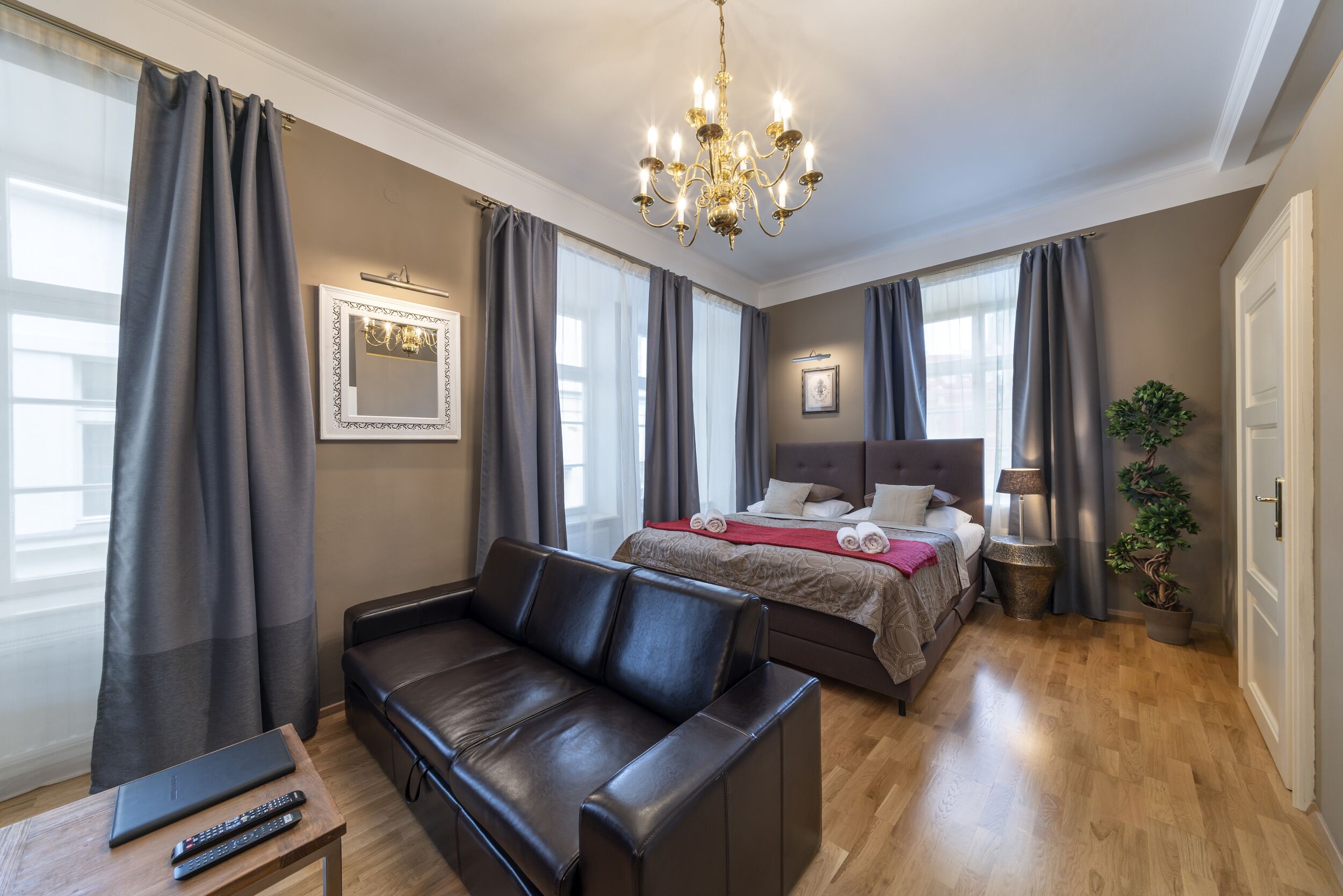 1 Schlafzimmer, Zimmersafe, Schreibtisch, Bügeleisen/Bügelbrett