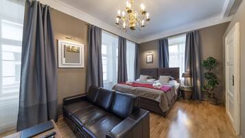 1 Schlafzimmer, Zimmersafe, Schreibtisch, Bügeleisen/Bügelbrett