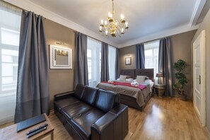 1 Schlafzimmer, Zimmersafe, Schreibtisch, Bügeleisen/Bügelbrett
