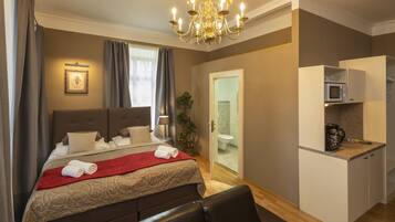 1 Schlafzimmer, Zimmersafe, Schreibtisch, Bügeleisen/Bügelbrett