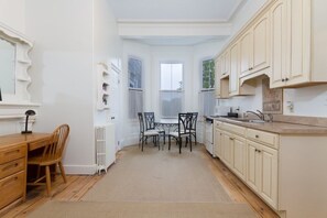 Kylskåp, mikrovågsugn, ugn och spishäll