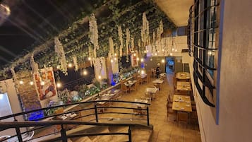 供应早餐、午餐和晚餐,国际美食