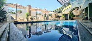 Piscine extérieure, accès possible de 9 h à 21 h, chaises longues