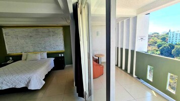 Escritorio, cortinas blackout y tabla de planchar con plancha