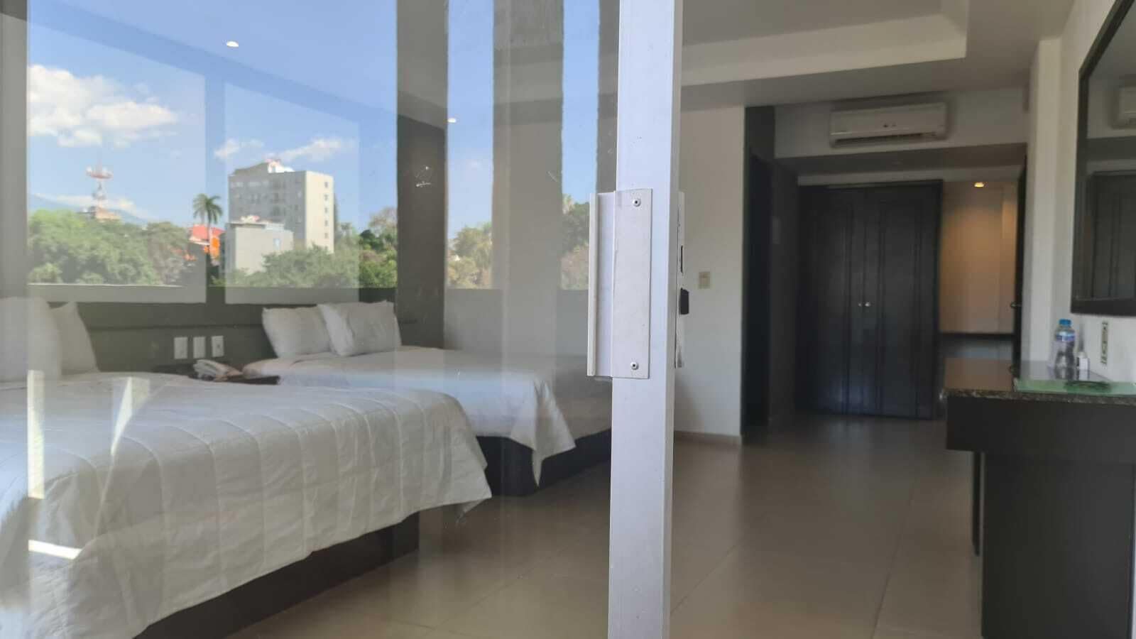 Habitación cuádruple familiar, 2 camas de matrimonio, vistas al patio (Pet friendly) | Escritorio, cortinas opacas, tabla de planchar con plancha y wifi gratis