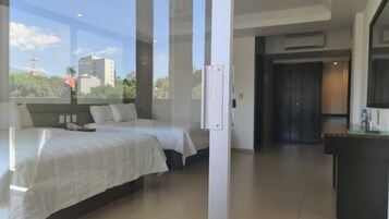 Habitación cuádruple familiar, 2 camas de matrimonio, vistas al patio (Pet friendly) | Escritorio, cortinas opacas, tabla de planchar con plancha y wifi gratis