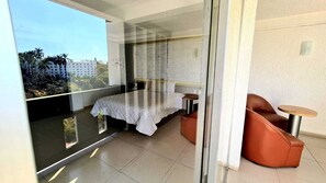 Escritorio, cortinas blackout y tabla de planchar con plancha 
