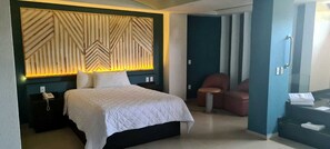 Escritorio, cortinas blackout y tabla de planchar con plancha 