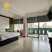 Escritorio, cortinas blackout y tabla de planchar con plancha