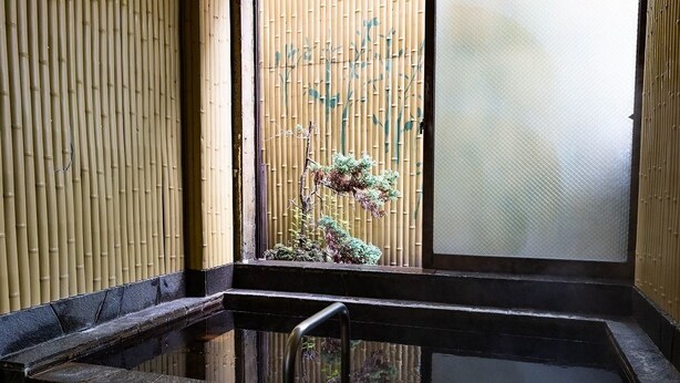 A traditional Japanese-style room with tatami flooring, a shoji screen, and a small indoor garden with a bonsai tree. - GUEST HOUSE MASAGO - Hostel (Urakawa)