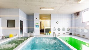 A swimming pool with two distinct sections, one with clear water and the other with green water. - GUEST HOUSE MASAGO - Hostel (Urakawa)