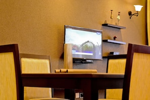 Apartamento familiar, 2 habitaciones, accesible para personas con discapacidad, vistas a la colina | Sala de estar | Una televisión de pantalla plana