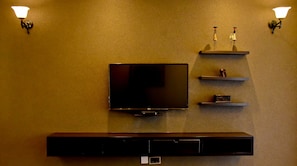 Apartamento familiar, 2 habitaciones, accesible para personas con discapacidad, vistas a la colina | Televisión