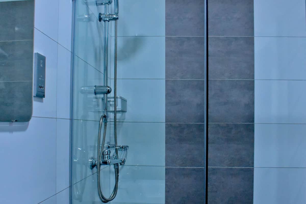 Shower, rainfall showerhead, free toiletries, hair dryer