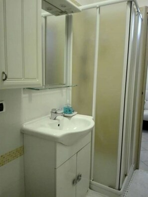 Doccia, bidet, asciugamani, carta igienica