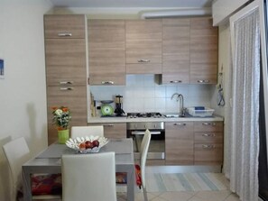 Frigorifero, forno, piano cottura, lavastoviglie