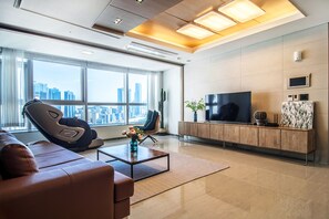 Chambre Triple Luxe, 3 chambres, non-fumeur, vue océan (23A Type) | Coin séjour