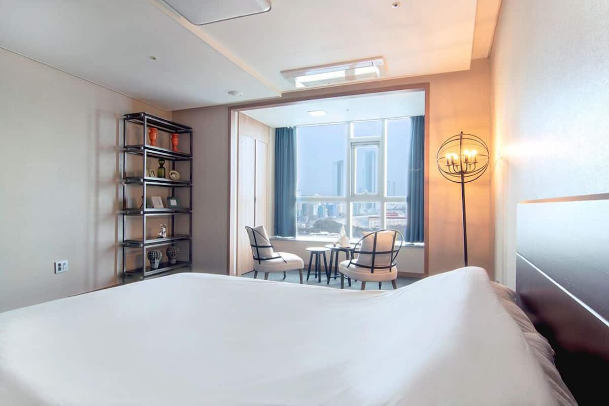 Habitación triple de lujo, 3 habitaciones, para no fumadores, vista al océano (13B Type) | Escritorio, espacio para trabajar con laptop y wifi gratis 