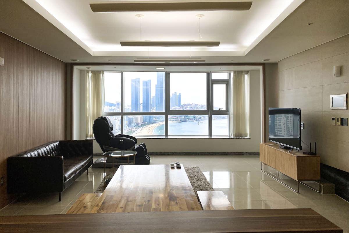 Habitación triple de lujo, 3 habitaciones, para no fumadores, vista al océano (08B Type) | Área de sala de estar | Televisión de pantalla plana de 55 pulgadas con canales por cable 