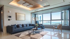 Luxury Triple Room, 3 Bedrooms, Non Smoking, Ocean View (20C Type) | Living area