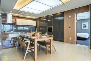 Habitación triple de lujo, 3 habitaciones, para no fumadores, vista al océano (23A Type) | Cocina privada | Refrigerador, microondas, parrilla de estufa y tetera eléctrica 