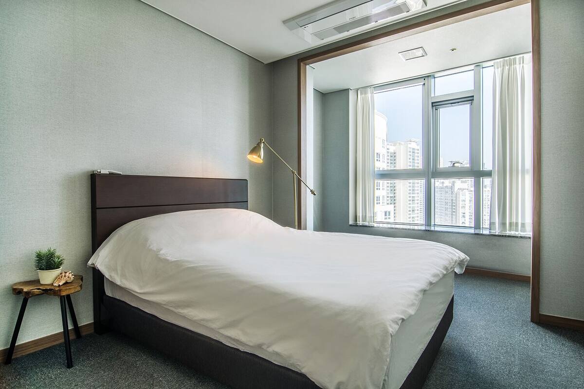 Habitación triple de lujo, 3 habitaciones, para no fumadores, vista al océano (23A Type) | Escritorio, espacio para trabajar con laptop y wifi gratis 