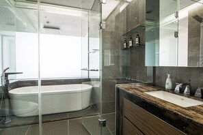 Baignoire et douche séparées, baignoire profonde