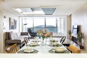 Kamar Triple Mewah, 3 kamar tidur, Bebas Asap Rokok, pemandangan samudra (10C Type) | Kamar mandi | Bathtub dan shower terpisah dan bathtub besar